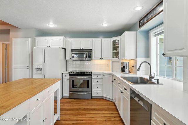 6908 N East Bluff Ct, Spokane, WA 99208