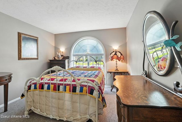 6908 N East Bluff Ct, Spokane, WA 99208