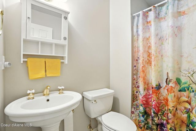 6908 N East Bluff Ct, Spokane, WA 99208