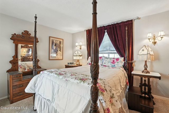 6908 N East Bluff Ct, Spokane, WA 99208