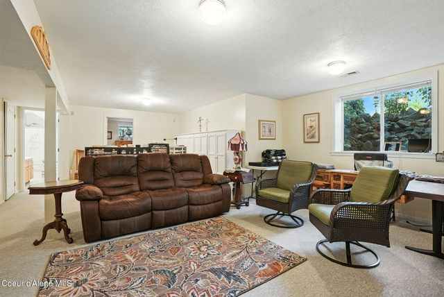 6908 N East Bluff Ct, Spokane, WA 99208