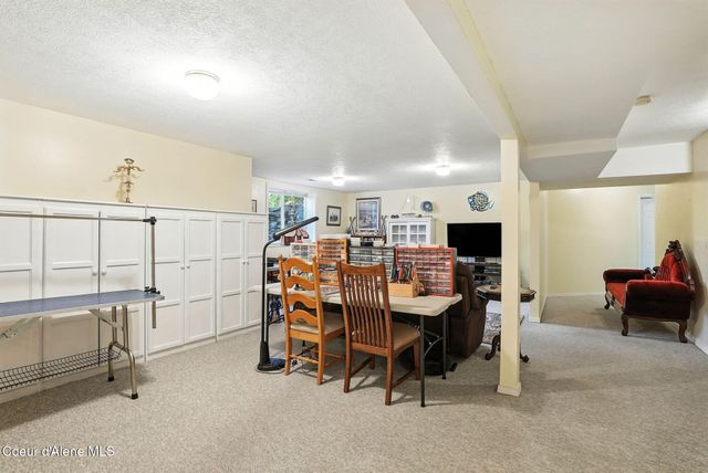 6908 N East Bluff Ct, Spokane, WA 99208