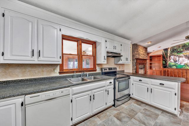 380 Countrywood LN, Rocky Mount, VA 24151