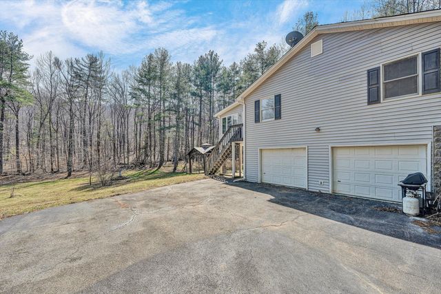 380 Countrywood LN, Rocky Mount, VA 24151