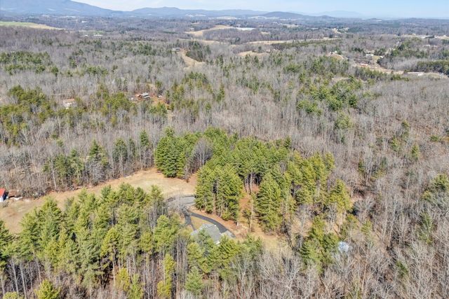 380 Countrywood LN, Rocky Mount, VA 24151