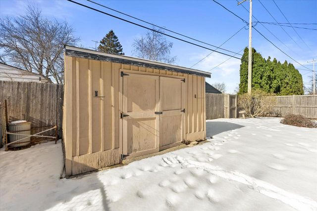 8420 22nd AVENUE, Kenosha, WI 53143