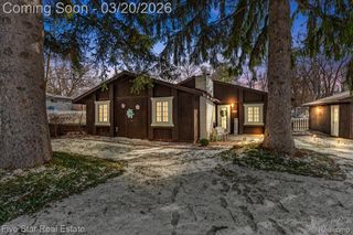 240 N Roslyn Road, Waterford Charter Township, MI 48328