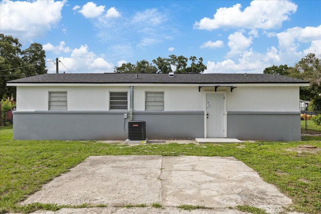 Image 7 of property listing at 8303 BAHIA AVENUE, Tampa, FL 33619