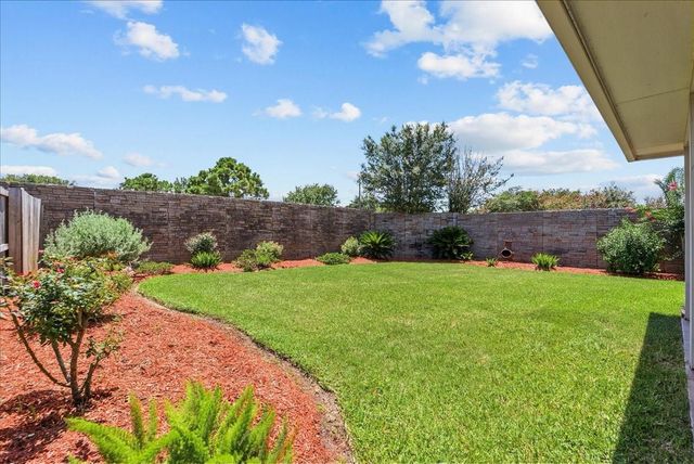202 Pebble Walk Lane, Dickinson, TX 77539