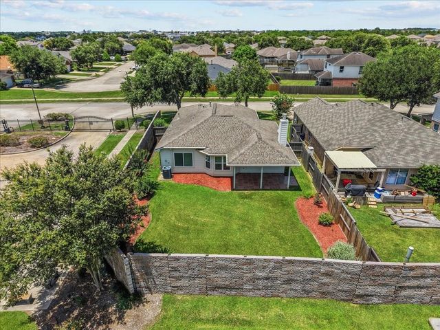 202 Pebble Walk Lane, Dickinson, TX 77539