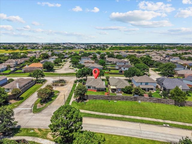 202 Pebble Walk Lane, Dickinson, TX 77539