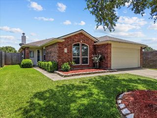 202 Pebble Walk Lane, Dickinson, TX 77539