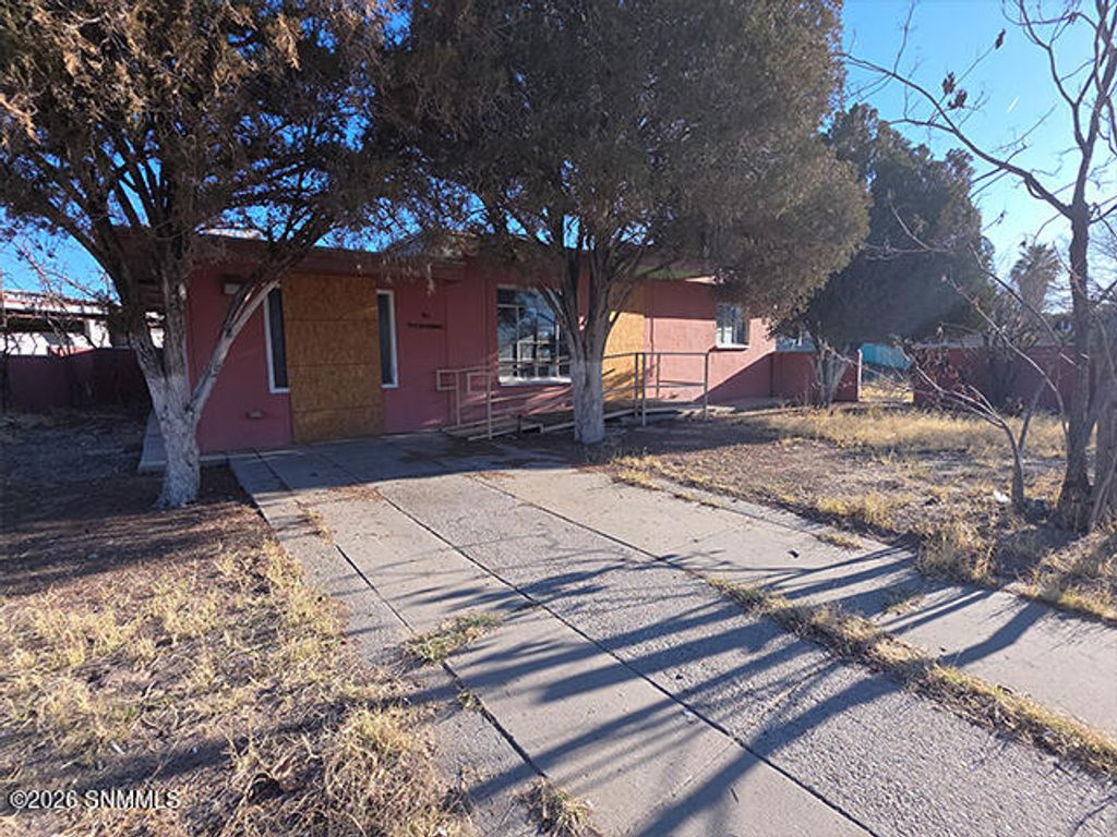 1209 S Locust Street, Las Cruces, NM 88001