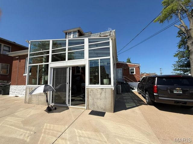 6120 Victoria Avenue, St Louis, MO 63139