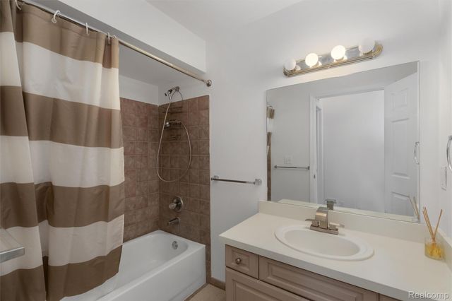 3462 Tremonte Cir N, Oakland Charter Township, MI 48306