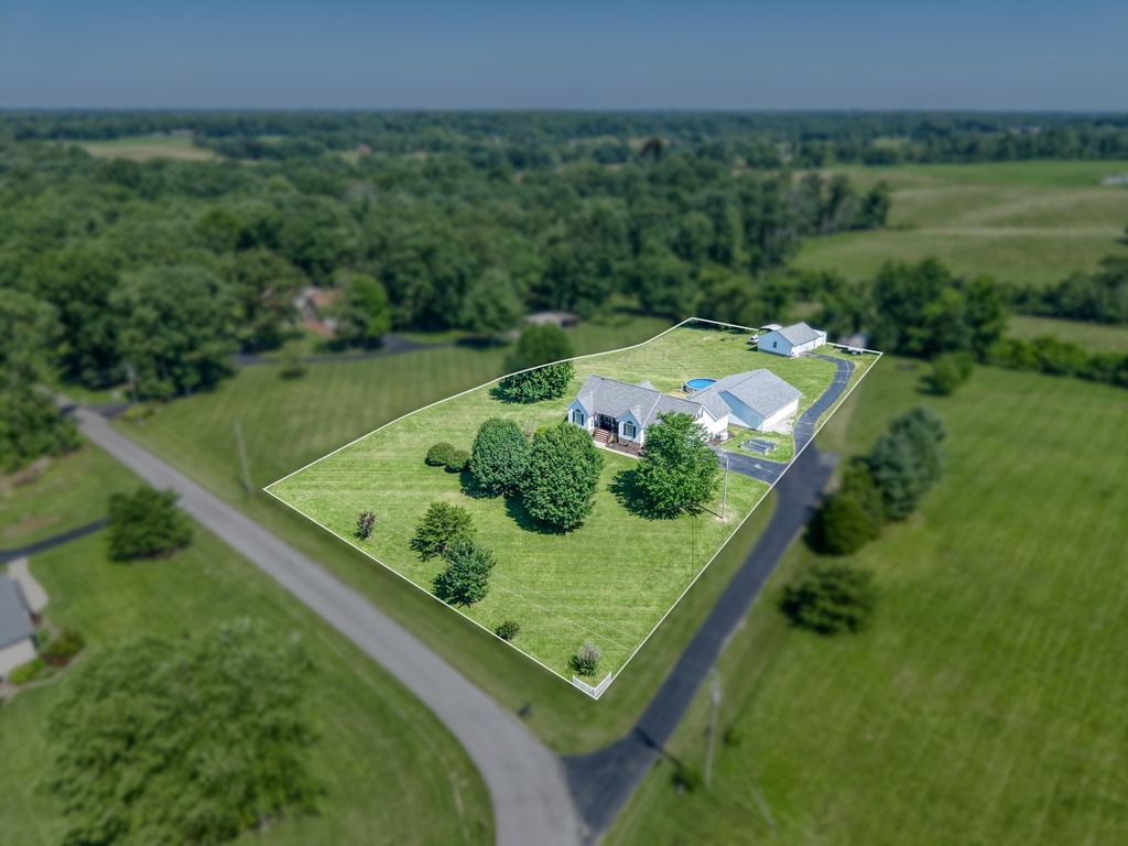 1036 Circle Dr, Jamestown, TN 38556