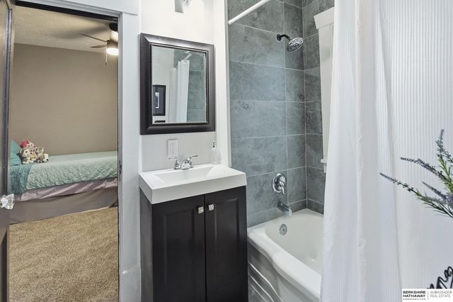 2922 N 49th Street, Omaha, NE 68104