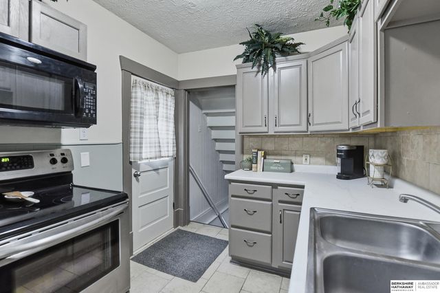 2922 N 49th Street, Omaha, NE 68104