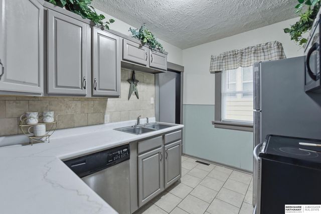 2922 N 49th Street, Omaha, NE 68104