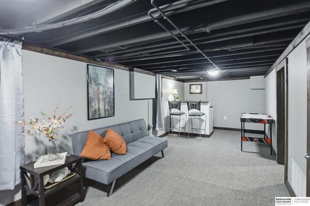 2922 N 49th Street, Omaha, NE 68104