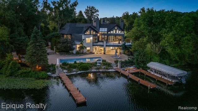 4912 Oakwood Court, Commerce Twp, MI 48382