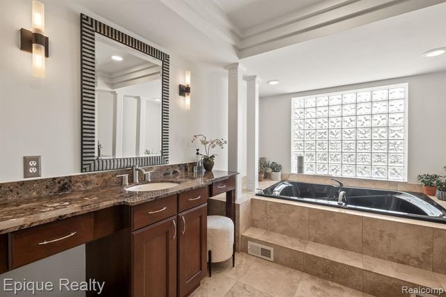 4912 Oakwood Court, Commerce Twp, MI 48382