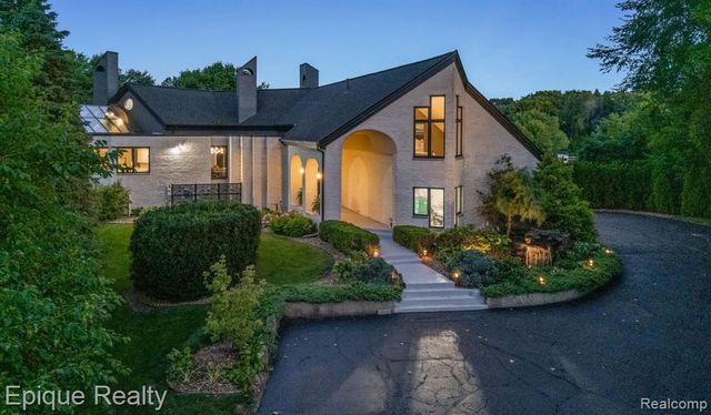 4912 Oakwood Court, Commerce Twp, MI 48382