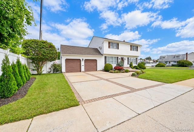 371 N Iowa Avenue, Massapequa, NY 11758