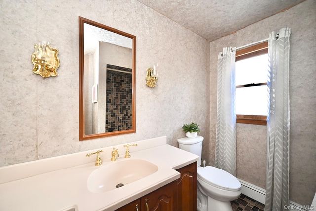 371 N Iowa Avenue, Massapequa, NY 11758