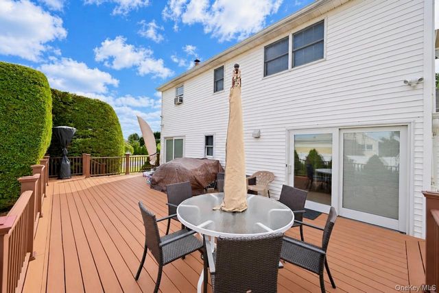371 N Iowa Avenue, Massapequa, NY 11758