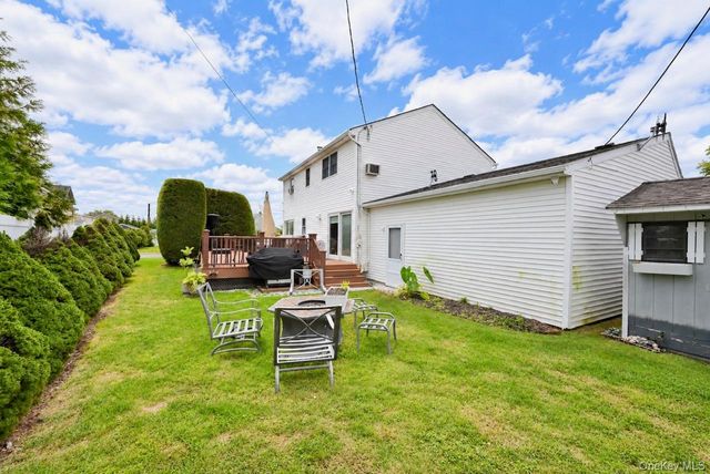 371 N Iowa Avenue, Massapequa, NY 11758