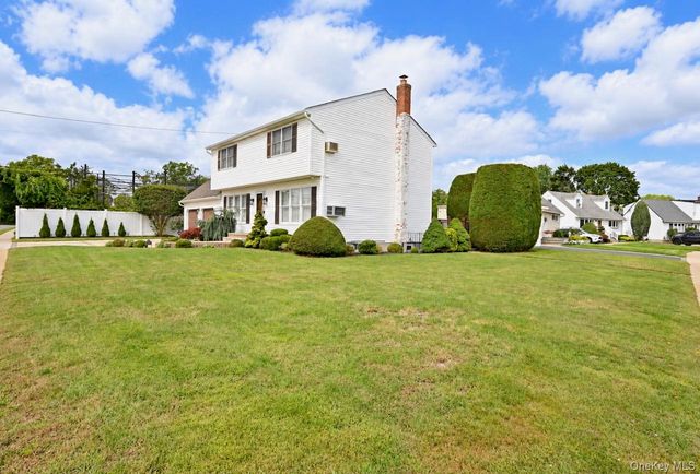 371 N Iowa Avenue, Massapequa, NY 11758