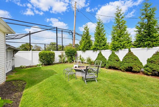 371 N Iowa Avenue, Massapequa, NY 11758