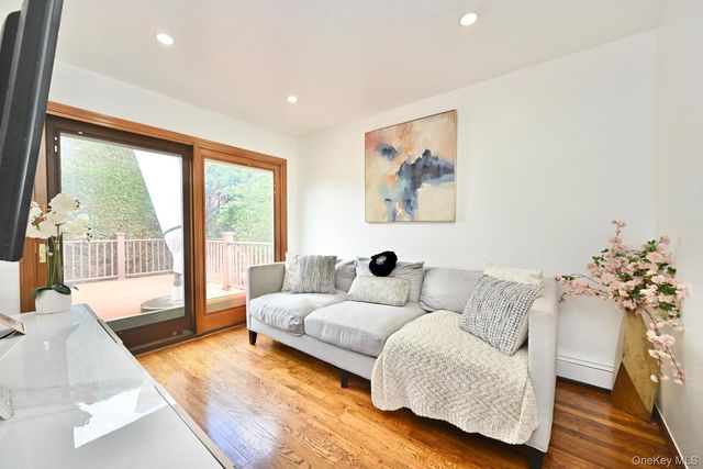 371 N Iowa Avenue, Massapequa, NY 11758