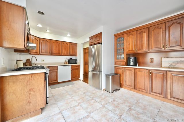 371 N Iowa Avenue, Massapequa, NY 11758