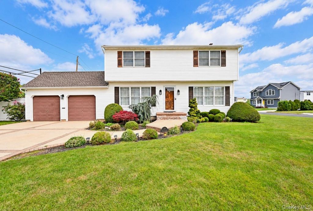 371 N Iowa Avenue, Massapequa, NY 11758