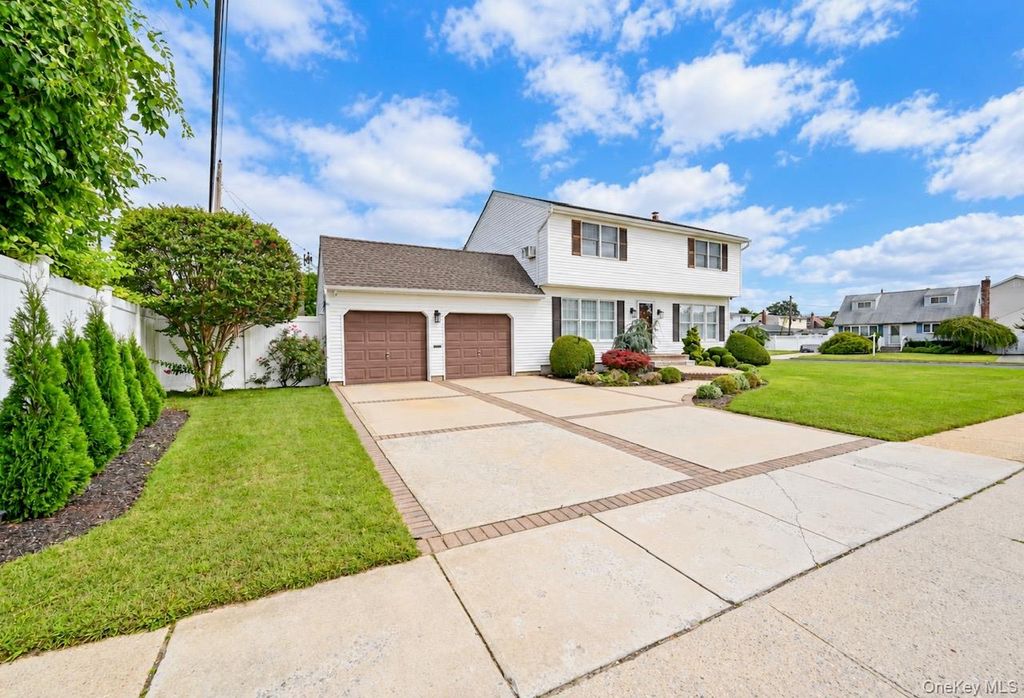 371 N Iowa Avenue, Massapequa, NY 11758 — photo 2