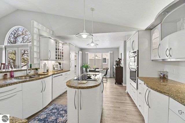 5620 W Spring Knoll Drive, Bay City, MI 48706