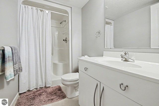 5620 W Spring Knoll Drive, Bay City, MI 48706