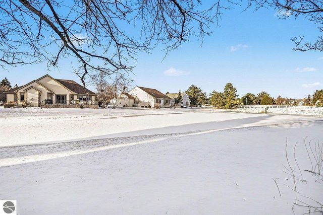 5620 W Spring Knoll Drive, Bay City, MI 48706