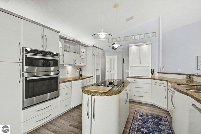 5620 W Spring Knoll Drive, Bay City, MI 48706