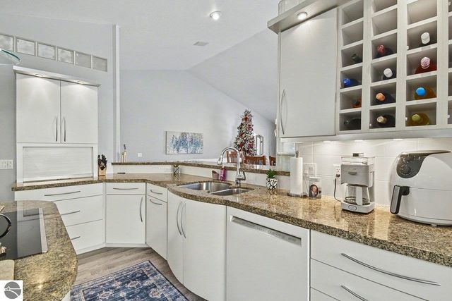 5620 W Spring Knoll Drive, Bay City, MI 48706