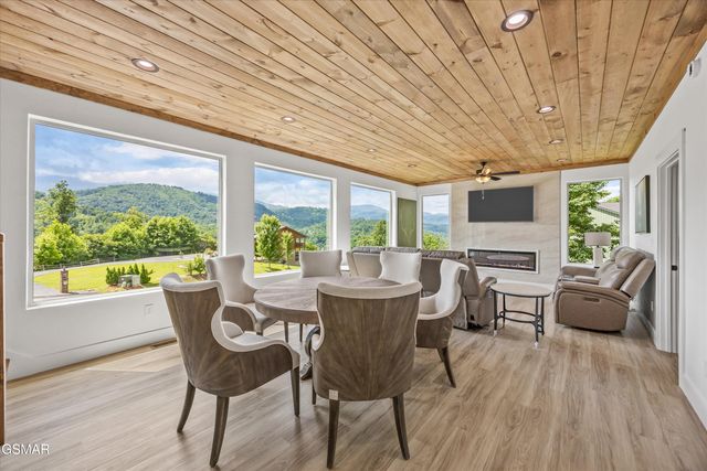 284 Laurel Oaks Way, Gatlinburg, TN 37738