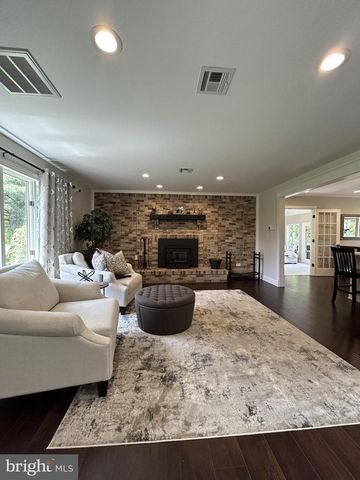 902 N ISLAND RD, Columbus, NJ 08022