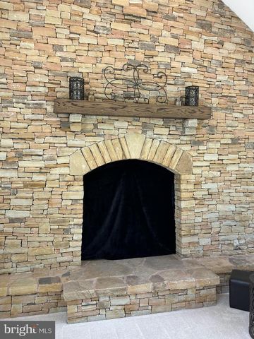 902 N ISLAND RD, Columbus, NJ 08022
