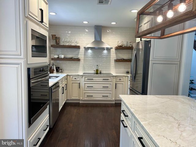 902 N ISLAND RD, Columbus, NJ 08022