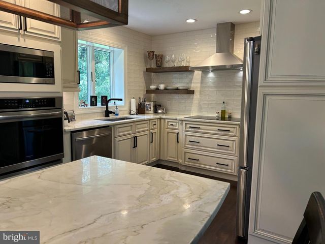 902 N ISLAND RD, Columbus, NJ 08022