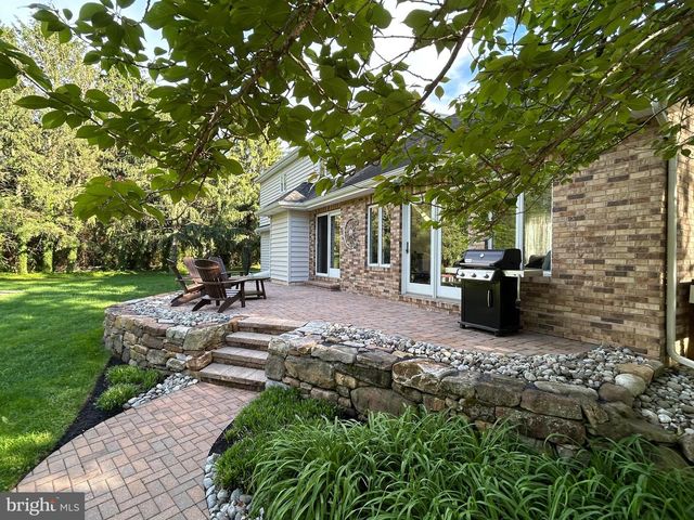 902 N ISLAND RD, Columbus, NJ 08022