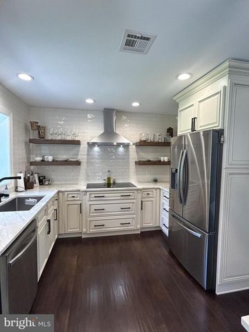 902 N ISLAND RD, Columbus, NJ 08022