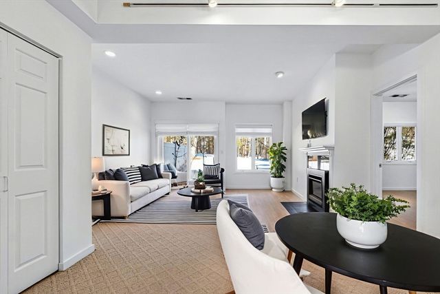 1 Douglass Grn 1, Woburn, MA 01801